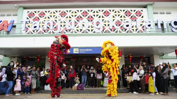 KAI Tanjungkarang Semarakkan Imlek dengan Atraksi Barongsai di Stasiun