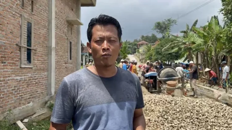 Warga Tambah Mulyo Bergerak Perbaiki Jalan Rusak