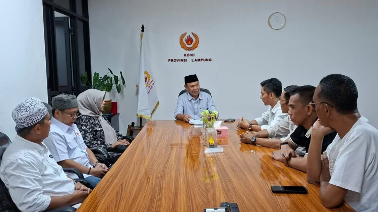 Taufik Hidayat Serahkan SK KONI Lampung Tengah 2025-2029