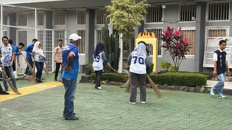 Kompak, Petugas dan Warga Binaan Lapas Kelas I Bandar Lampung Gelar Kerja Bakti