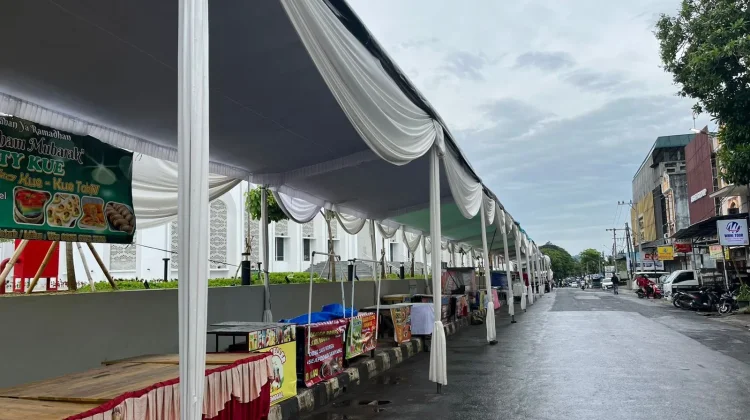 Sempat Roboh Diterjang Angin, Tenda UMKM Masjid Al Bakrie Kembali Normal