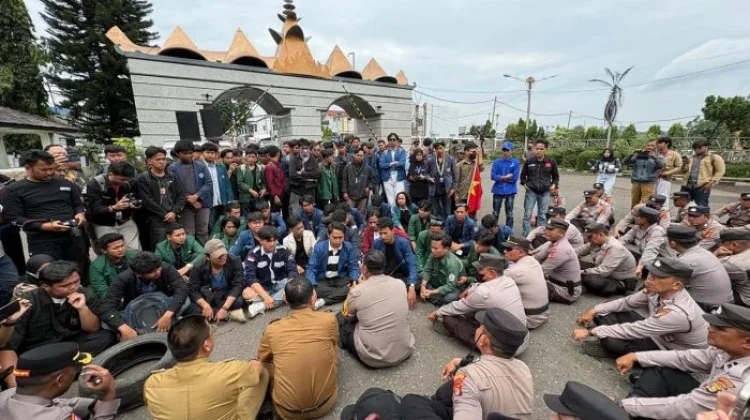Brimob Polda Lampung Kawal Aksi Damai Mahasiswa di DPRD
