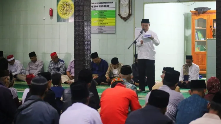Safari Ramadhan di Sukau, Wabup Lampung Barat Tanggapi Keluhan Jalan Rusak