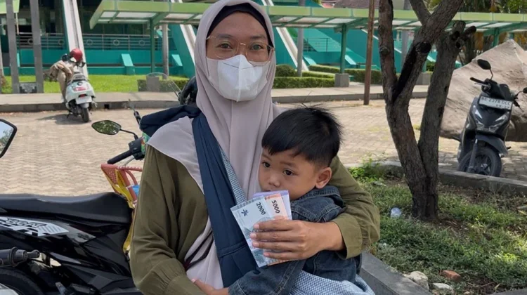 Cerita di Balik Tradisi Berbagi Uang Baru saat Lebaran
