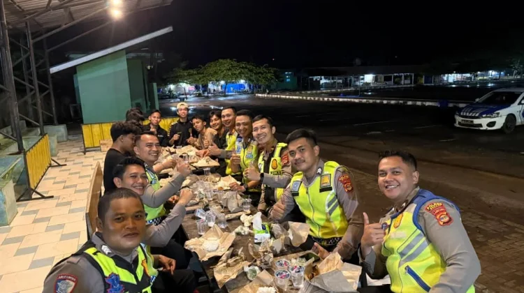 Satlantas Polres Mesuji Berbagi Menu Sahur di Simpang Pematang