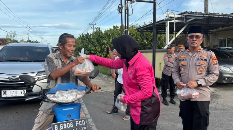 Melintas di Jalinsum Pagelaran, Ratusan Pengendara Dapat Takjil Gratis