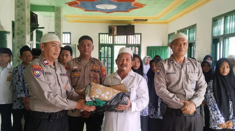 Satbinmas Polres Mesuji Serahkan Bantuan ke Ponpes Hidayatul Mubtadiin 2