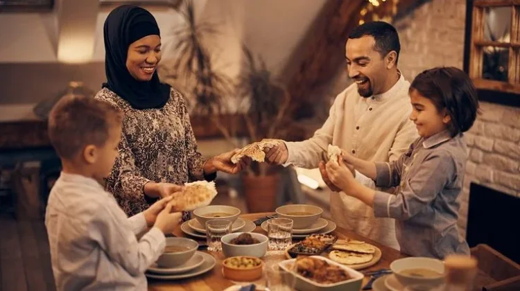 Hindari Makan Berlebihan saat Berbuka, Ini Cara Mengontrol Nafsu Makan