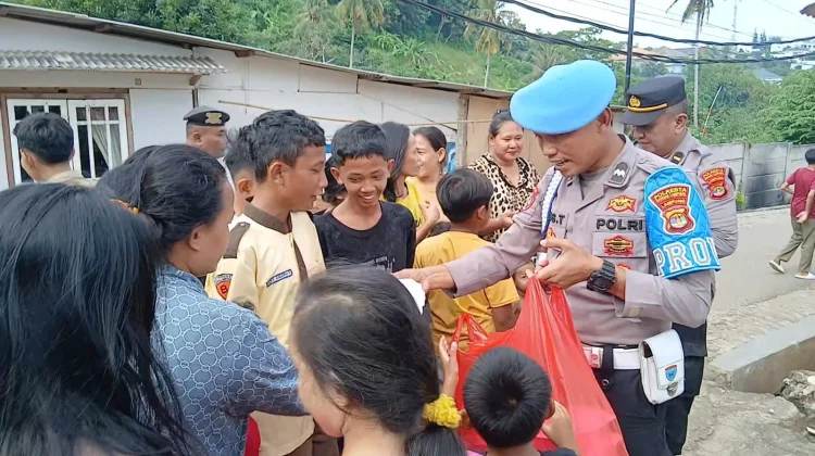 Polisi Bagikan Takjil untuk Warga Telukbetung Utara