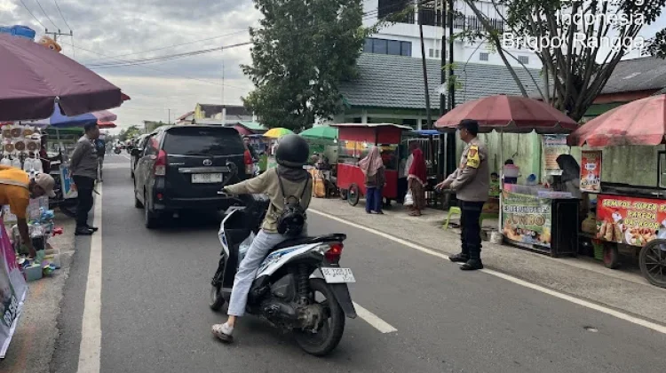 Personel Polres Metro Lakukan Pengamanan di Pasar Senja