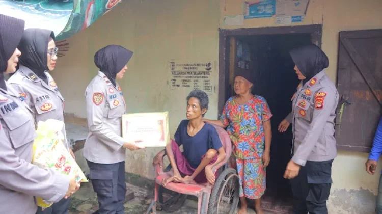 Tebar Kepedulian, Polwan Polres Metro Gelar Bakti Sosial