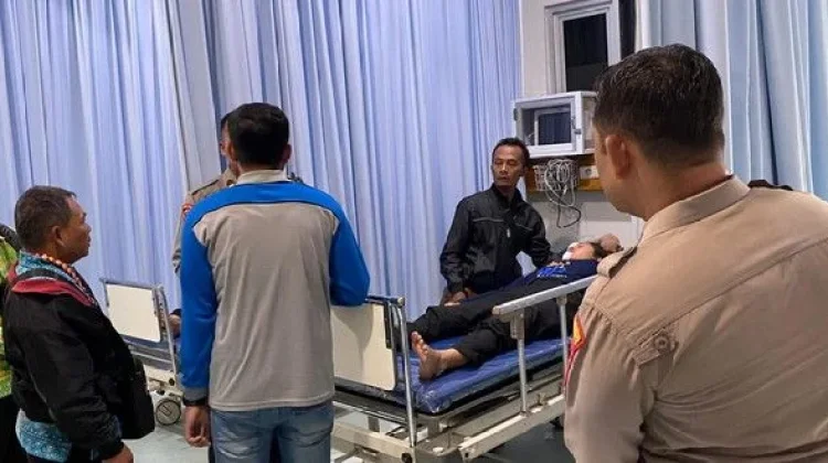 Polres Tanggamus Evakuasi Pengendara Korban Ranting Patah