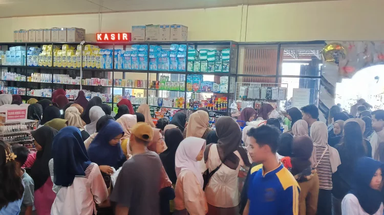 Warga Gisting Mulai Padati Swalayan untuk Berburu Baju Lebaran