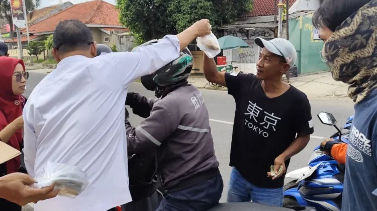 DWP  RRI Bandar Lampung Melakukan Pembagian Takjil di Bulan Ramadan