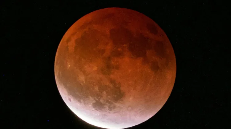 Penyebab Ilmiah di Balik Warna Merah saat Puncak Gerhana Bulan Total