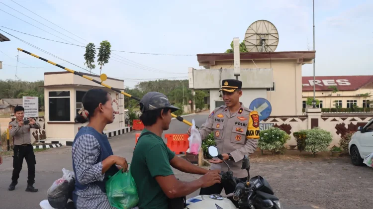 Polres Mesuji Bagikan 150 Takjil Gratis Ramadan
