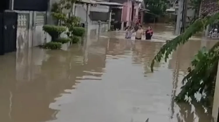 Banjir Rendam Perumahan Pemda Way Huwi