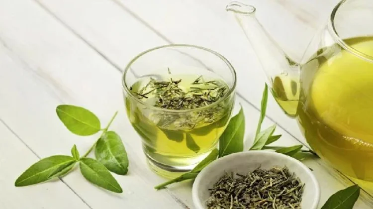 Ini Cara Tepat Minum Teh Hijau untuk Usir Perut Buncit