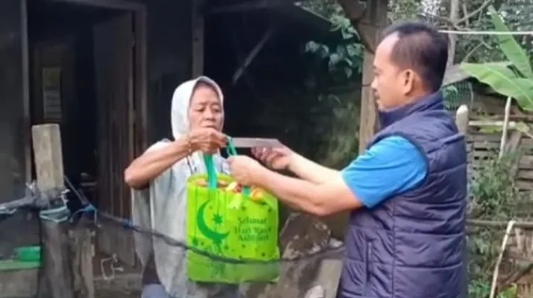 Sat Reskrim Polres Mesuji Bagikan Bansos Ramadhan Kepada Warga