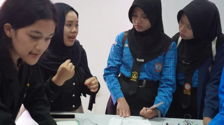 Ratusan Siswa SMA Ikuti Sosialisasi Sains dan Eksperimen Fisika