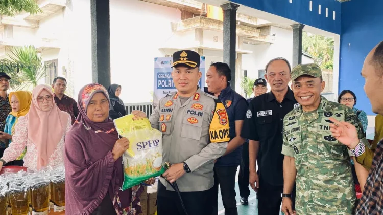 Warga Tubaba Antusias Beli Sembako di Bazar Murah