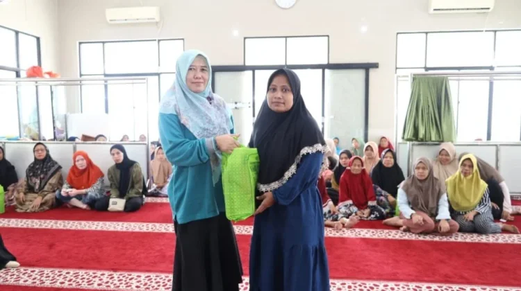 DWP Unila Rutin Salurkan Ratusan Paket Sembako untuk Warga Sekitar
