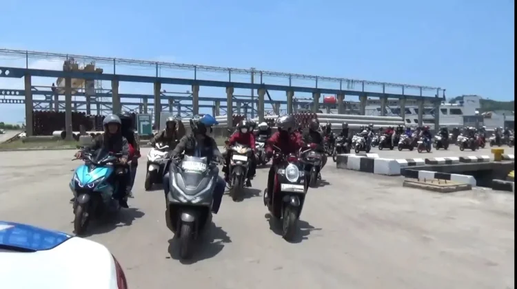Satlantas Polres Lampung Selatan Kawal Ratusan Pemudik