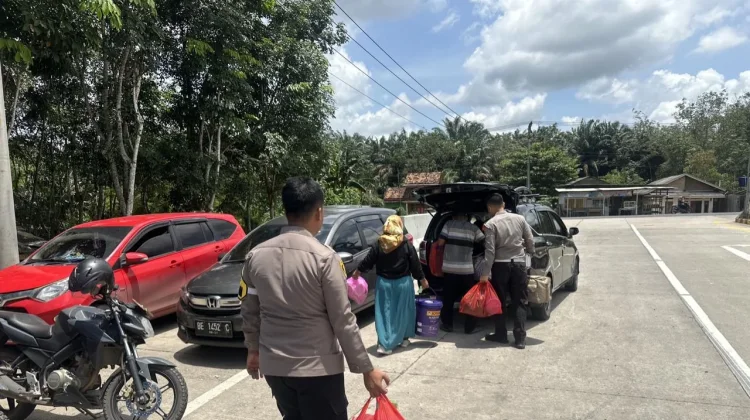 Petugas Pos PAM Bantu Pemudik Dapatkan Angkutan