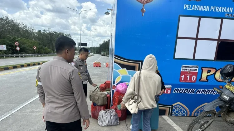 Kisah Haru Pemudik Terbantu Petugas di Simpang Pematang