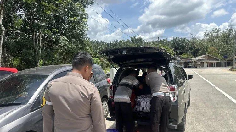 Aksi Humanis Polisi Bantu Pemudik di Exit Tol