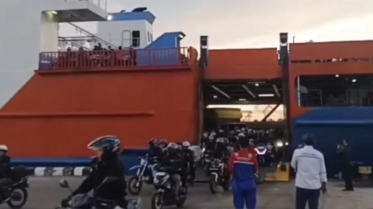 Ribuan Pemudik Kendaraan Roda Dua Asal Pulau Jawa Tiba di Pulau Sumatera