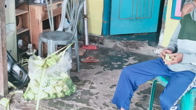 Perajin Kulit Ketupat Banjir Pesanan jelang Idul Fitri
