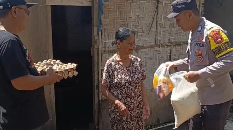 Bhabinkamtibmas Polsek Pringsewu Kota Bantu Ibu Harsiah