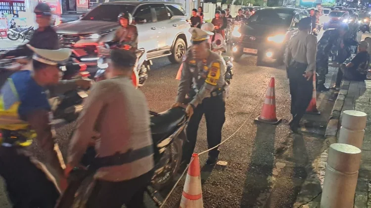 Petugas Pospam Masjid Raya Al-Bakrie Tertibkan Pedagang dan Parkir