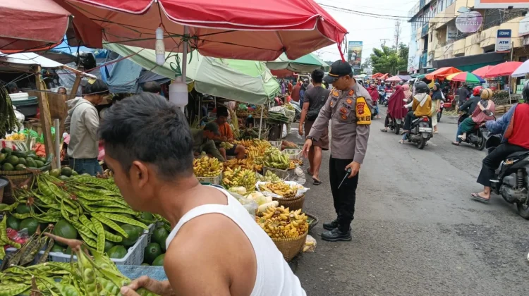 Polisi Tertibkan Lapak Pedagang dan Kendaraan Parkir di Badan Jalan Pasar SMEP