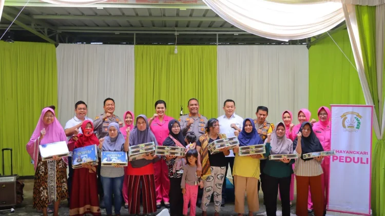 Polresta Bandar Lampung Distribusikan Ribuan Paket Kue Lebaran