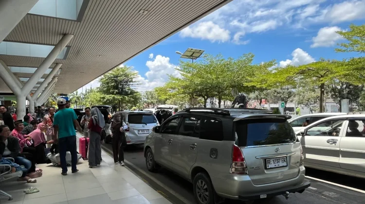 H-1 Lebaran, Arus Penumpang Bandara Radin Inten II Melandai