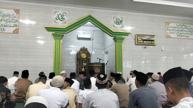 Ratusan Warga Perum Pemda Lampung Ikuti Salat Idul Fitri di Masjid Nurul Huda