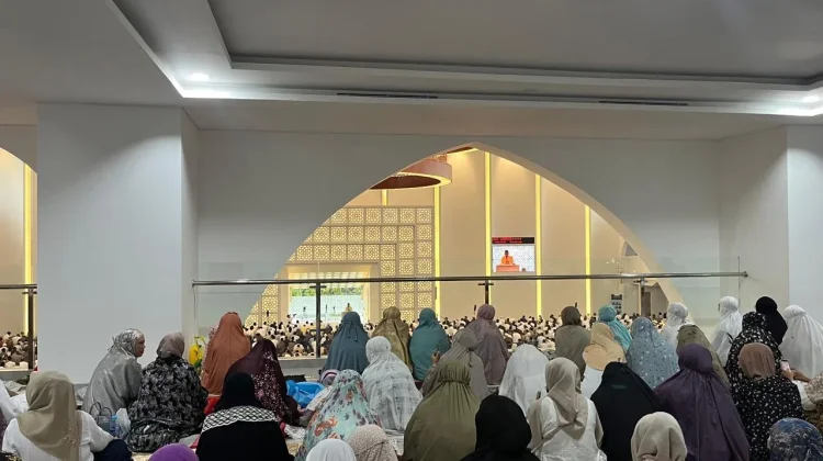 Puluhan Ribu Jamaah Padati Masjid Raya Al-Bakrie