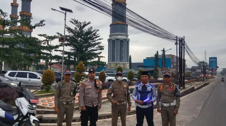 Polsek Gedong Tataan Kawal Ribuan Jamaah Sholat Idul Fitri di Islamic Center