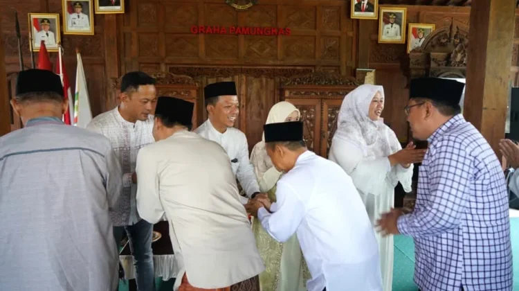 Suasana Khidmat Warnai Salat Idul Fitri di Gading Rejo