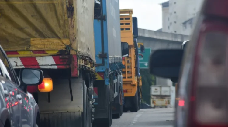 Truk Sumbu 3 Dialihkan ke Pelabuhan BBJ Muara Pilu saat Arus Balik Lebaran
