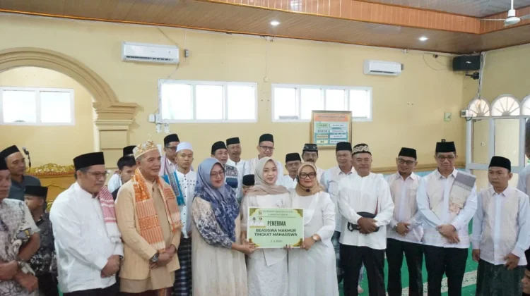 Bupati Lampung Timur Berikan Beasiswa kepada Juara KDI 2026
