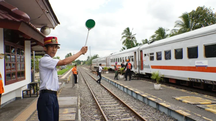 Pegawai KAI Tetap Siaga di Hari Lebaran