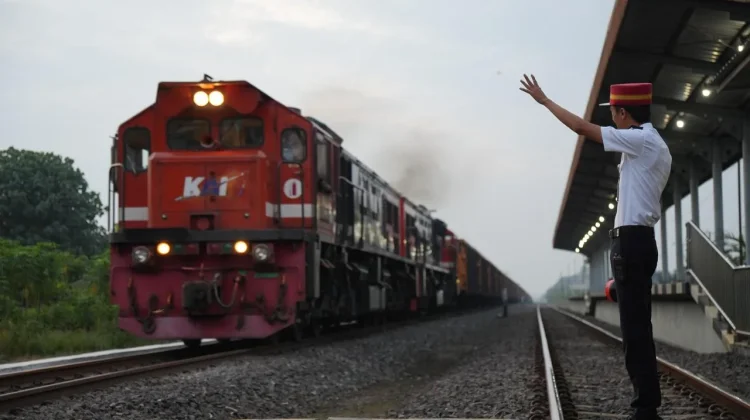 KAI Tetap Jaga Distribusi Energi Nasional Selama Lebaran