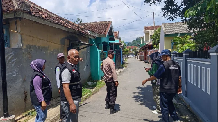 Bhabinkamtibmas dan Linmas di Telukbetung Timur Patroli Rumah Ditinggal Mudik