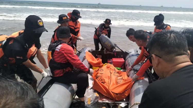 Tim SAR Temukan Korban Terseret Ombak di Pantai Batu Rame