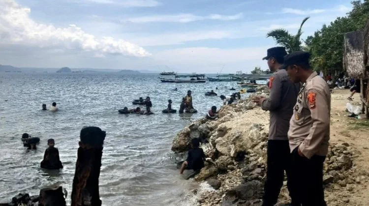 Polisi Imbau Pengunjung Pantai Mutun Utamakan Keselamatan