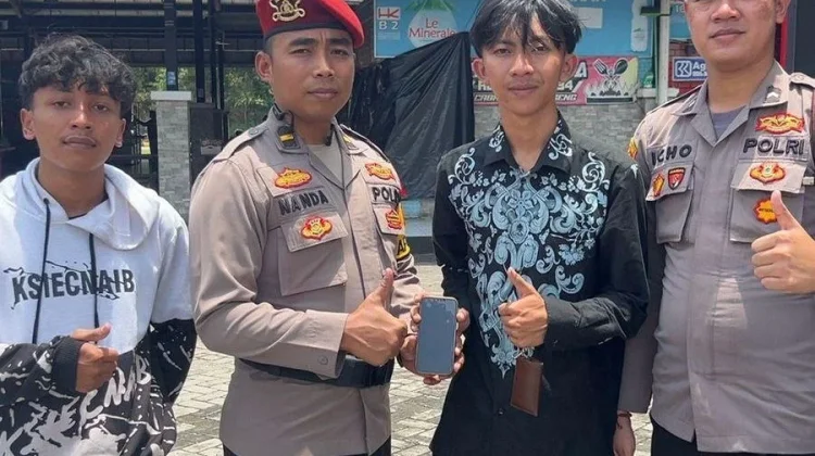 Respons Cepat, Polisi Berhasil Kembalikan Ponsel Pemudik