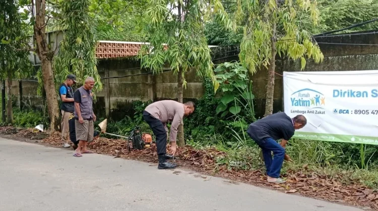 Polisi dan Warga Jagabaya 3 Gelar Aksi Bersih-Bersih